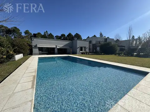 Venta de casa 4 ambientes con piscina y jardin en Club de campo Miralagos 2