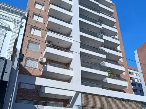 LOCAL CENTRICO RODEADO DE EDIFICIOS. SAN JUAN 1121