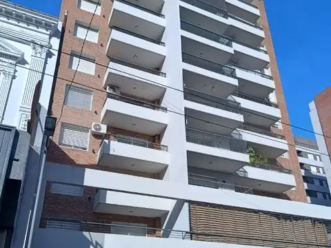 LOCAL CENTRICO RODEADO DE EDIFICIOS. SAN JUAN 1121