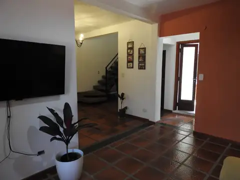 Casa 6 ambientes con 2 baños