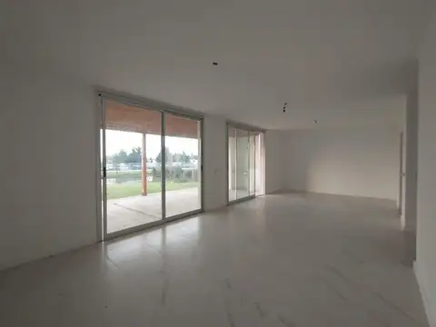 Casa en Venta con 4 cocheras