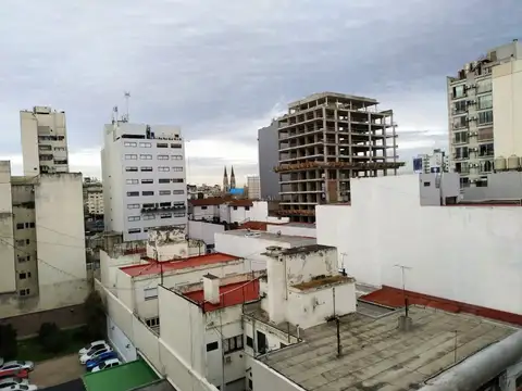 2 ambientes al frente con balcon , muy luminoso.