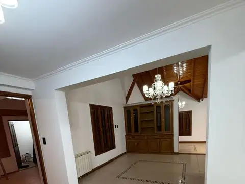 Casa 5 ambientes con 4 baños