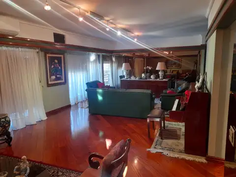 EXCELENTE PISO  250 M2  DETALLES DE CATEGORIA  5 AMBIENTES C/ DEP/SERV 2 COCHERAS FIJAS