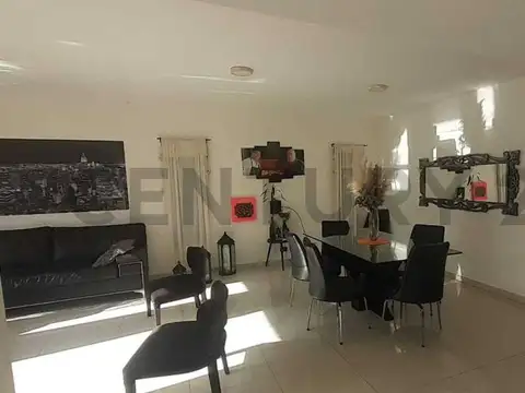 Casa en Venta con 4 cocheras