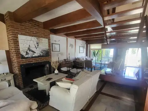 Casa 5 ambientes con 3 baños