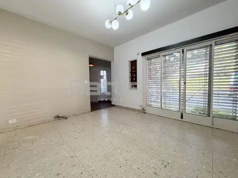 Casa en Alquiler con 2 cocheras