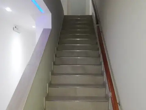 MONOAMBIENTE DIVIDIDO EN PRIMER PISO AL FRENTE.