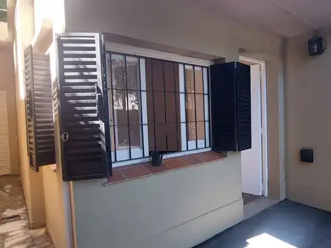 CASA EN ALQUILER ENTRADA AUTO Y JARDIN
