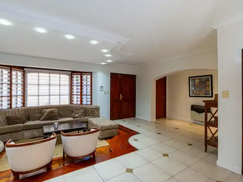 Casa 6 ambientes con 2 baños