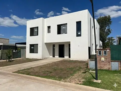 Casa a la laguna con Pileta en venta a Estrenar