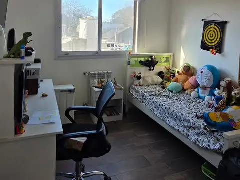 VENTA DE TRÍPLEX AL FRENTE CON TERRAZA, PARRILLA Y JARDIN PROPIO – CALLE ITALIA 658 - BURZACO