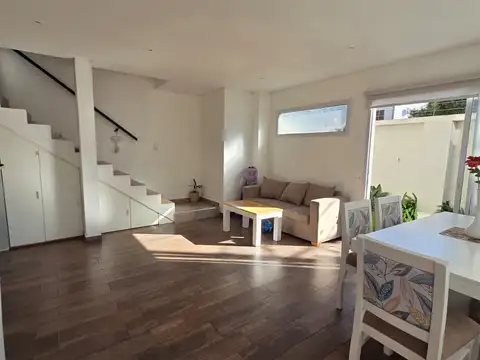VENTA DE TRÍPLEX AL FRENTE CON TERRAZA, PARRILLA Y JARDIN PROPIO – CALLE ITALIA 658 - BURZACO