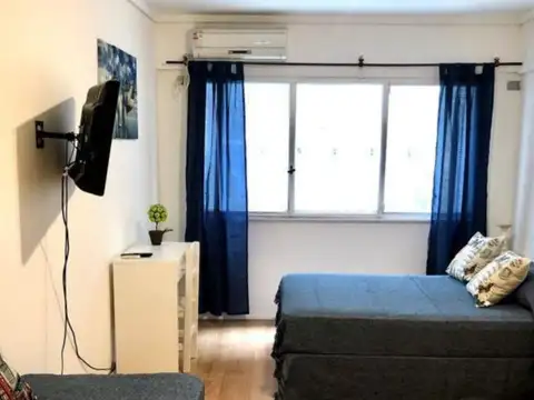 Uriburu al 1000 y Av. Santa Fe, Recoleta. Piso 1. Lateral. Monoambiente de 30 m2. Restaurado. Cocina independiente con comedor diario. Conexión lavarropas. Baño completo. Aire split. Bajas expensas
