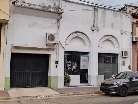 VENTA DE 2 LOCALES Y 8 COCHERAS - ZONA CENTRO