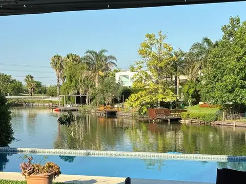 Casa en Alquiler con 2 cocheras