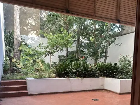 Casa en Alquiler con 3 cocheras