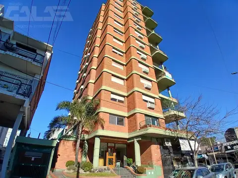 Amplio y luminoso departamento 3 ambientes con dos cocheras en excelente ubicación