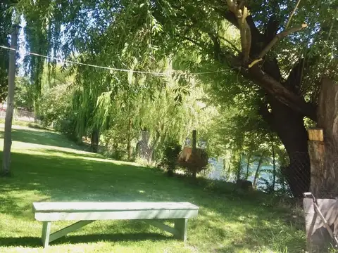 Pintoresca casa de cinco ambientes con 36 m de costa al Río Limay.