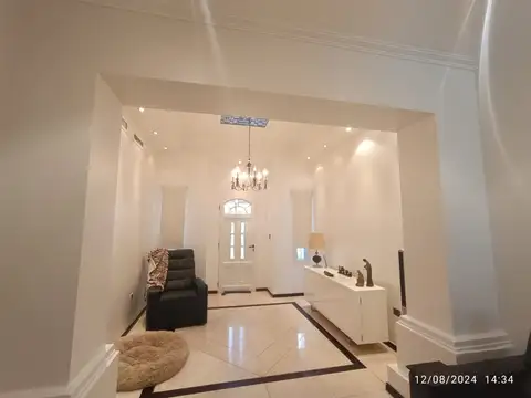 CASA EN VENTA 4 DORMITORIOS CON COCHERA / TERRAZA