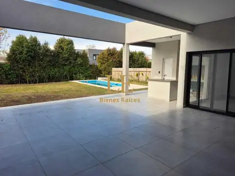 Casa 4 ambientes con 3 baños