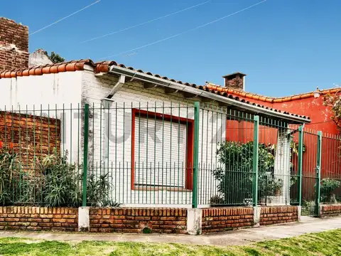 Casa en esquina con jardín y entrada para auto en Bella Vista | Excelente ubicación