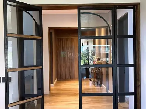 Blv Del Mirador. Casa en Venta sobre el rio en El Yacht, Nordelta 1000