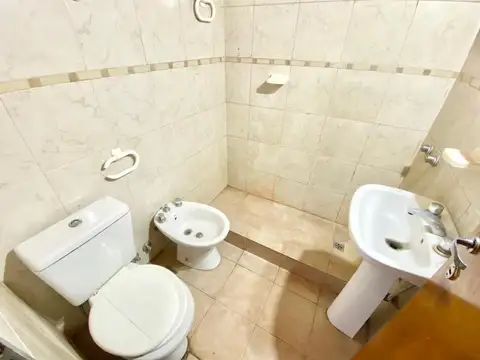 Departamento 2 ambientes primer piso por escalera.