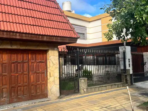 Casa sobre amplio lote