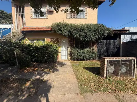 VENTA DE CASA EN ESCOBAR CENTRO 6 AMBIENTES CON GRAN TERRENO COCHERA Y QUINCHO