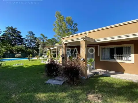 AUR. Venta. Casa 4 ambientes. Barrio Parque Jularo. Exaltacion de la Cruz.
