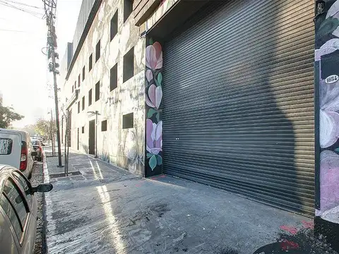 Depósito textil 6.000 m2 en Caballito 3 plantas Esquina 5 accesos 3 montacagas Oficinas y servicios