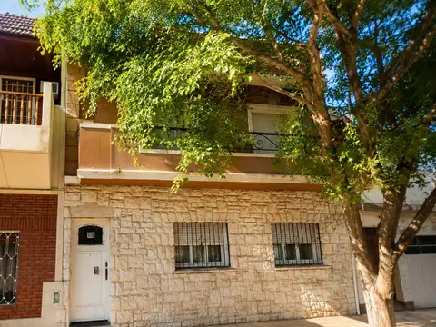 Tipo casa 3 ambientes con patio, terraza y parrilla, a refaccionar