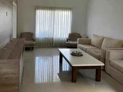 Casa 5 ambientes con 4 baños