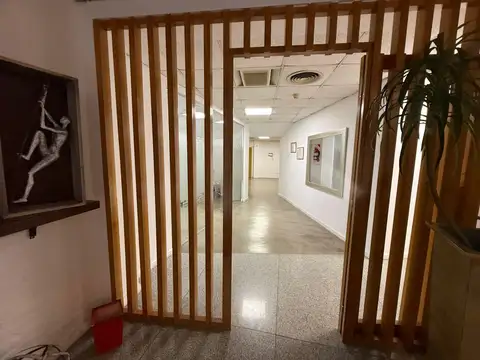 Oficina en alquiler en Martínez excelente ubicación en esquina Paraná y libertador