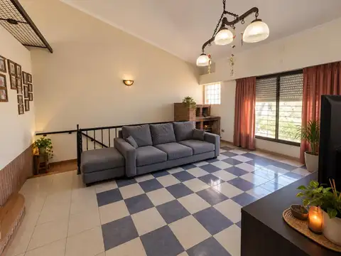 CASA EN VENTA 3 DORMITORIOS CON COCHERA - GRAL. JOSE DE SAN MARTIN