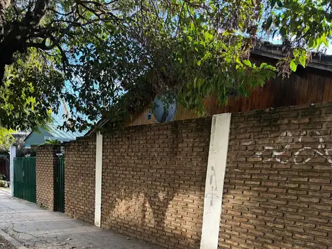 CASA CON PATIO/PARRILLA A/CRED. EXC UBICACIÓN!