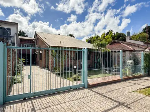 Casa en venta Benavidez dos plantas, jardin, estilo campo apto credito
