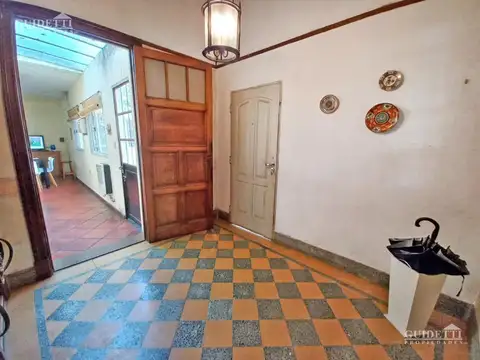 Casa 7 ambientes con 2 baños