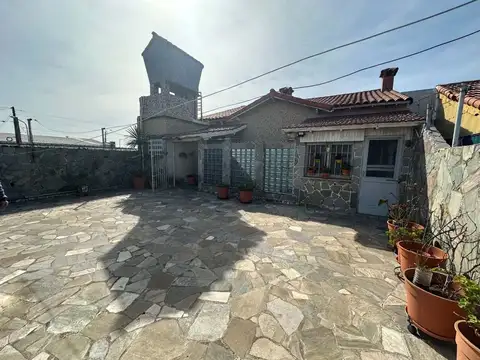 CASA PARA 2 FAMILIAS EN VENTA LANUS COCHERA JARDIN