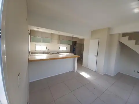 VENTA CASA 3 AMBIENTES CON COCHERA Y PILETA - BARRIO ALAMOS DE YEI PORA