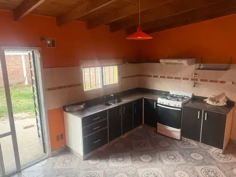 Casa 4 ambientes con 1 baño