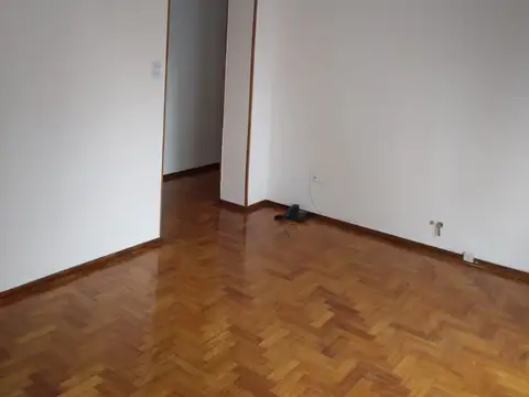 Excelente dos ambientes, construido en esquina, todo externo.