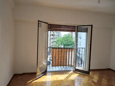 Excelente dos ambientes, construido en esquina, todo externo.