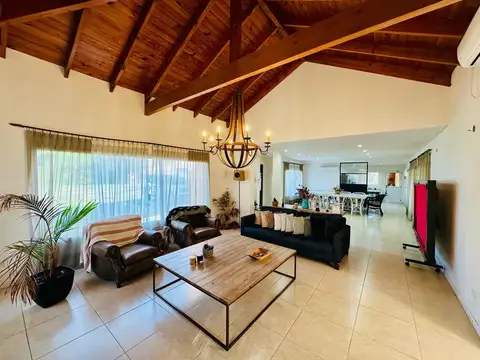 Casa en Venta con 2 cocheras