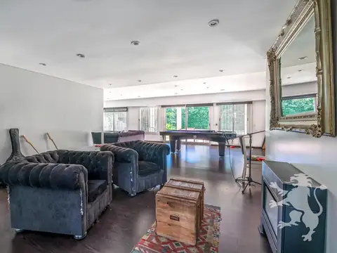 Casa 8 ambientes con 6 baños