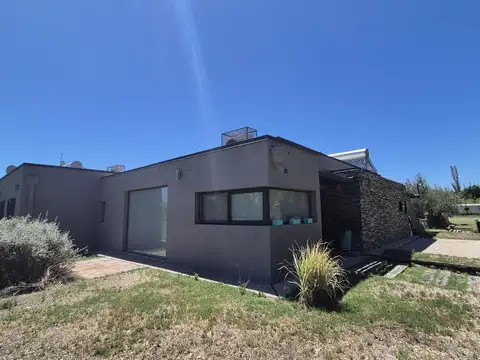 Casa en venta - 4 Dormitorios 1 Baño - Mendoza