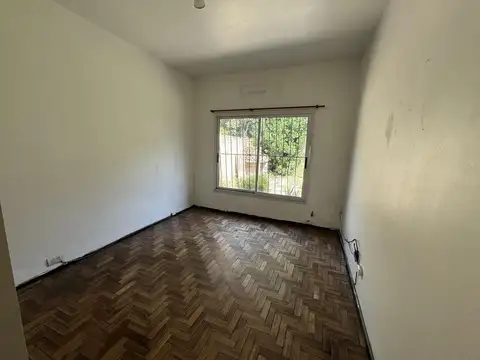 Venta Casa con Jardín en Lote Propio – Villa Bosch