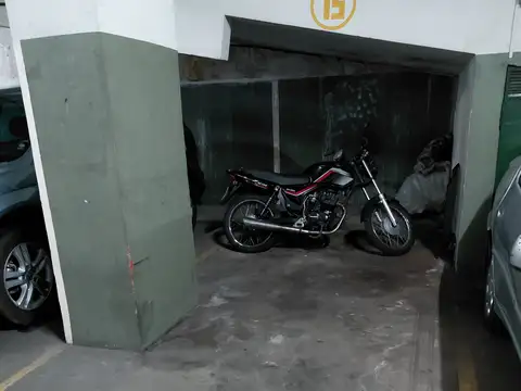 COCHERA CON CAPACIDAD PARA 2 AUTOS Y 3 MOTOS