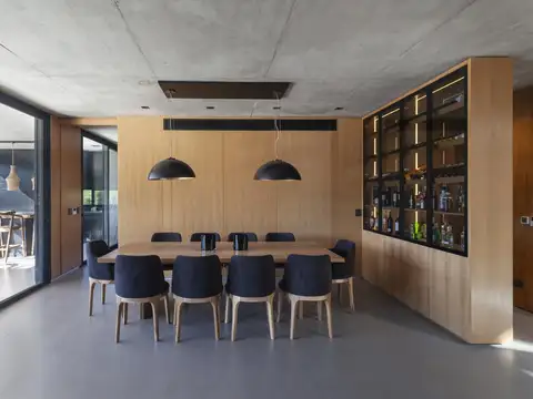 Casa en Venta con 4 cocheras